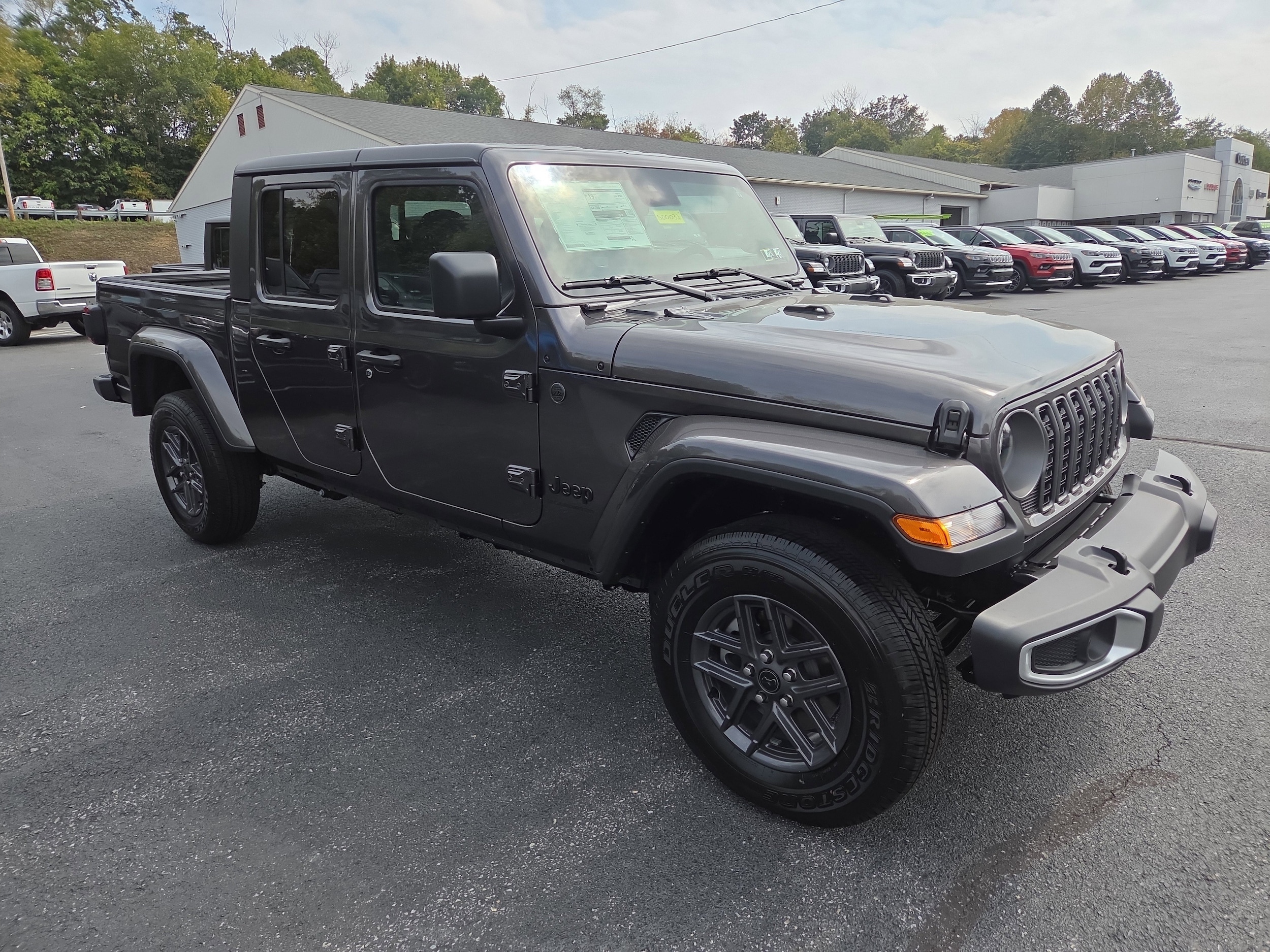 2025 Jeep Gladiator Sport S's photo