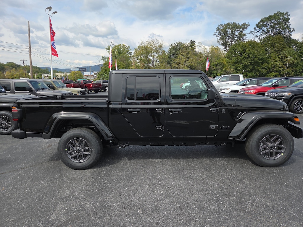 New 2025 Jeep Gladiator SPORT S 4X4 Pickup