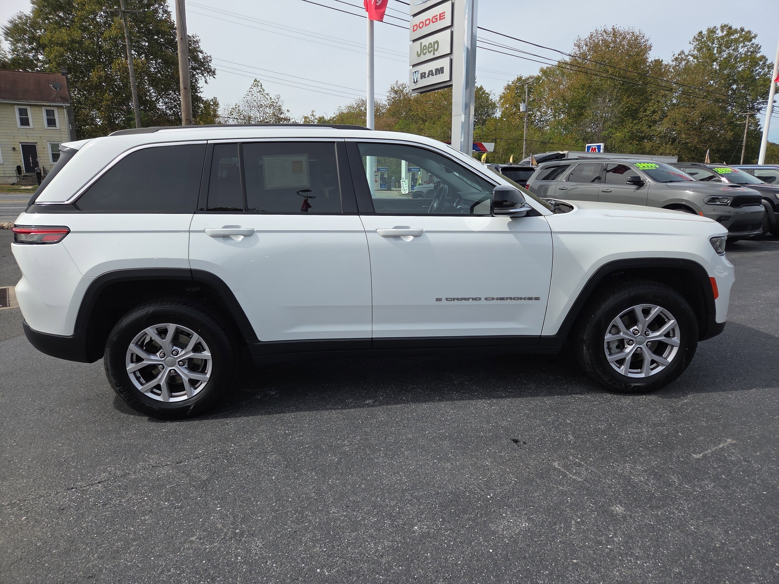 2022 Jeep Grand Cherokee Limited photo 2