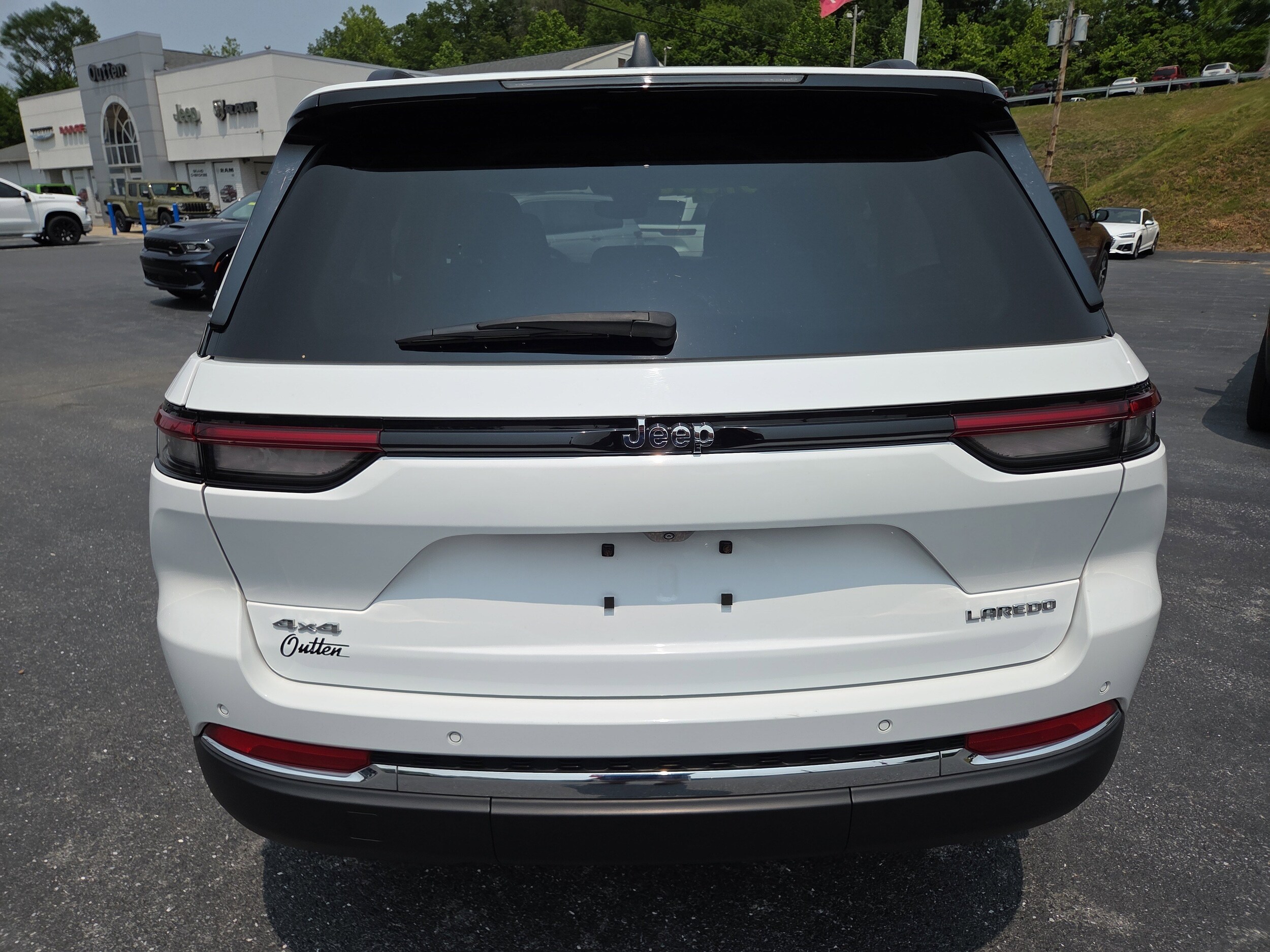 2022 Jeep Grand Cherokee Laredo photo 4
