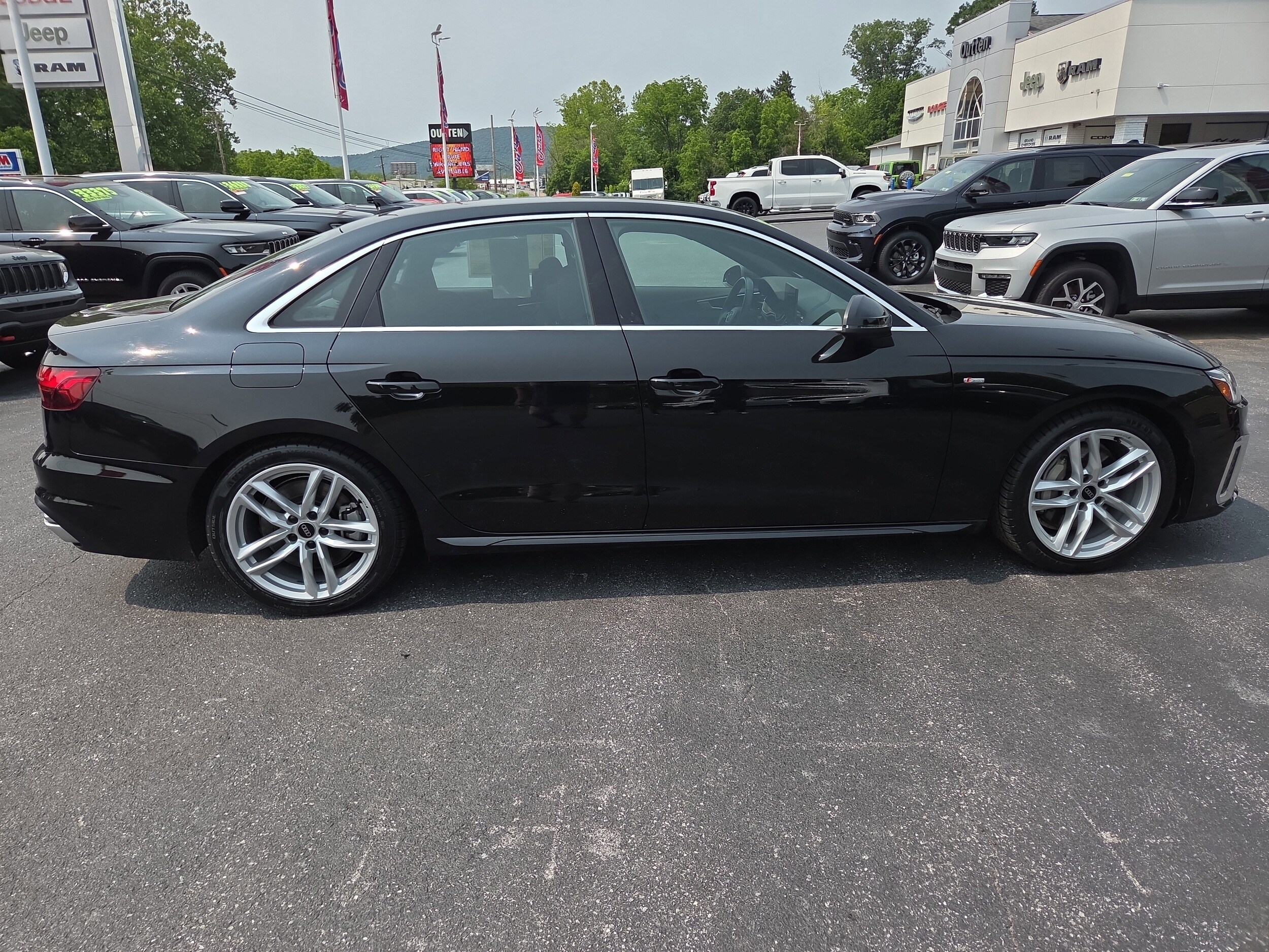 2024 Audi A4 S line Premium Plus 45 TFSI Quattro photo 2