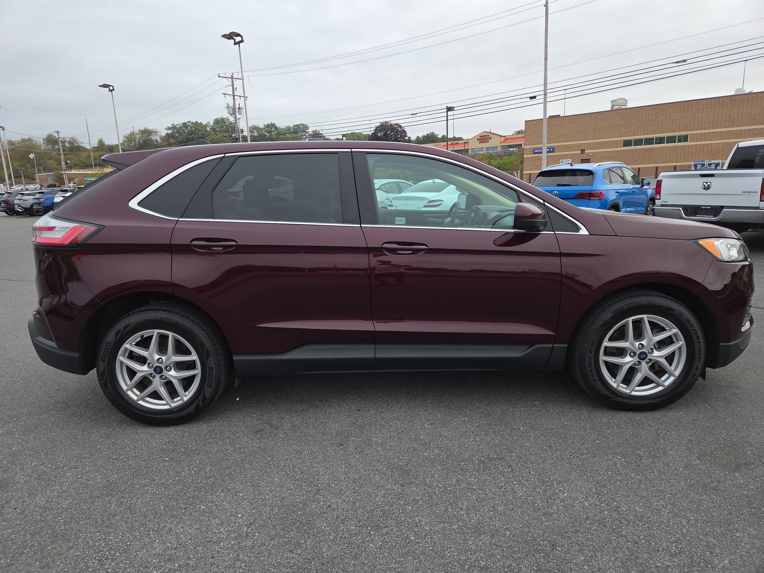 2022 Ford Edge SEL photo 2