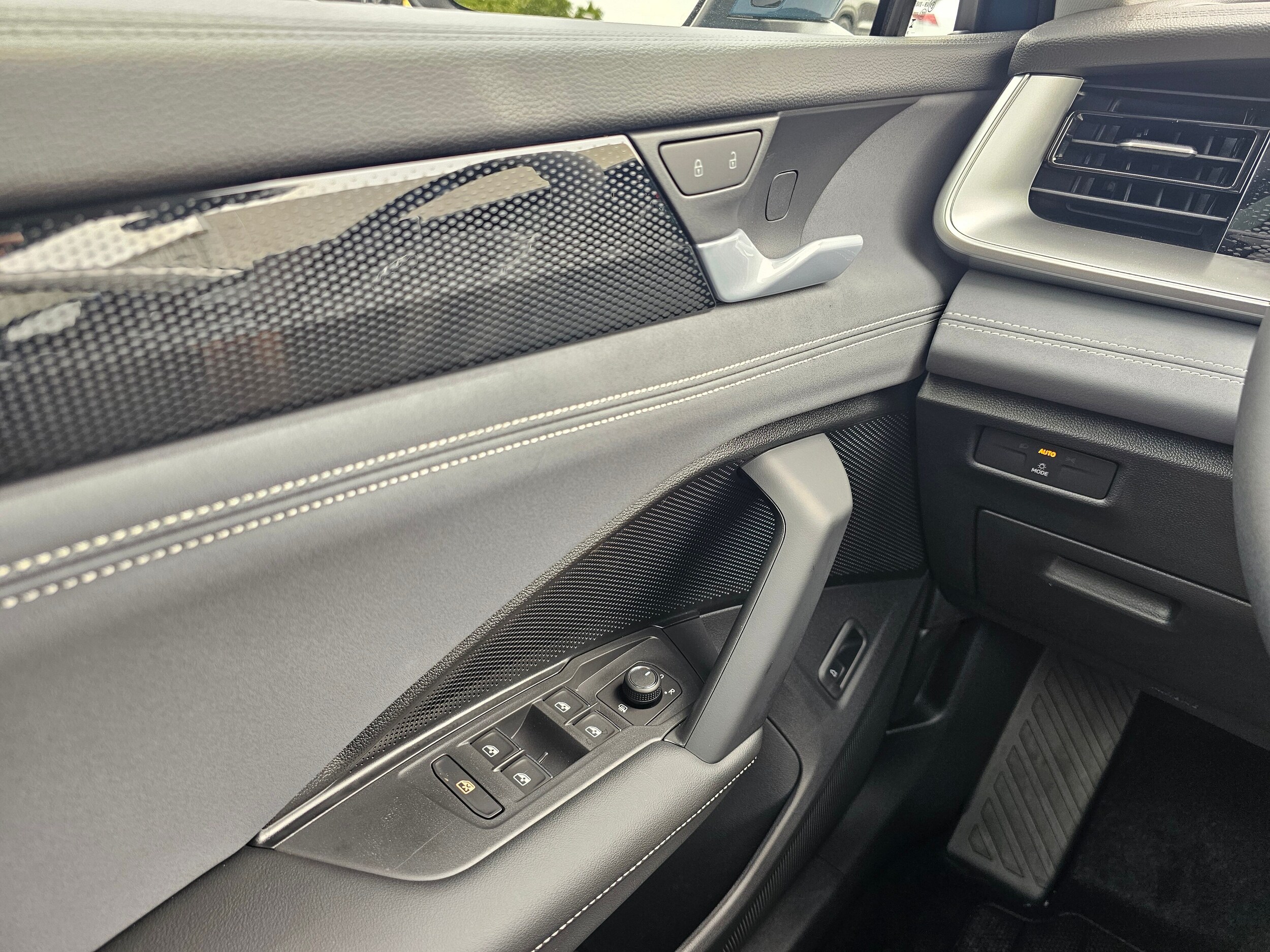 2026 Volkswagen Tiguan SE - Photo 28