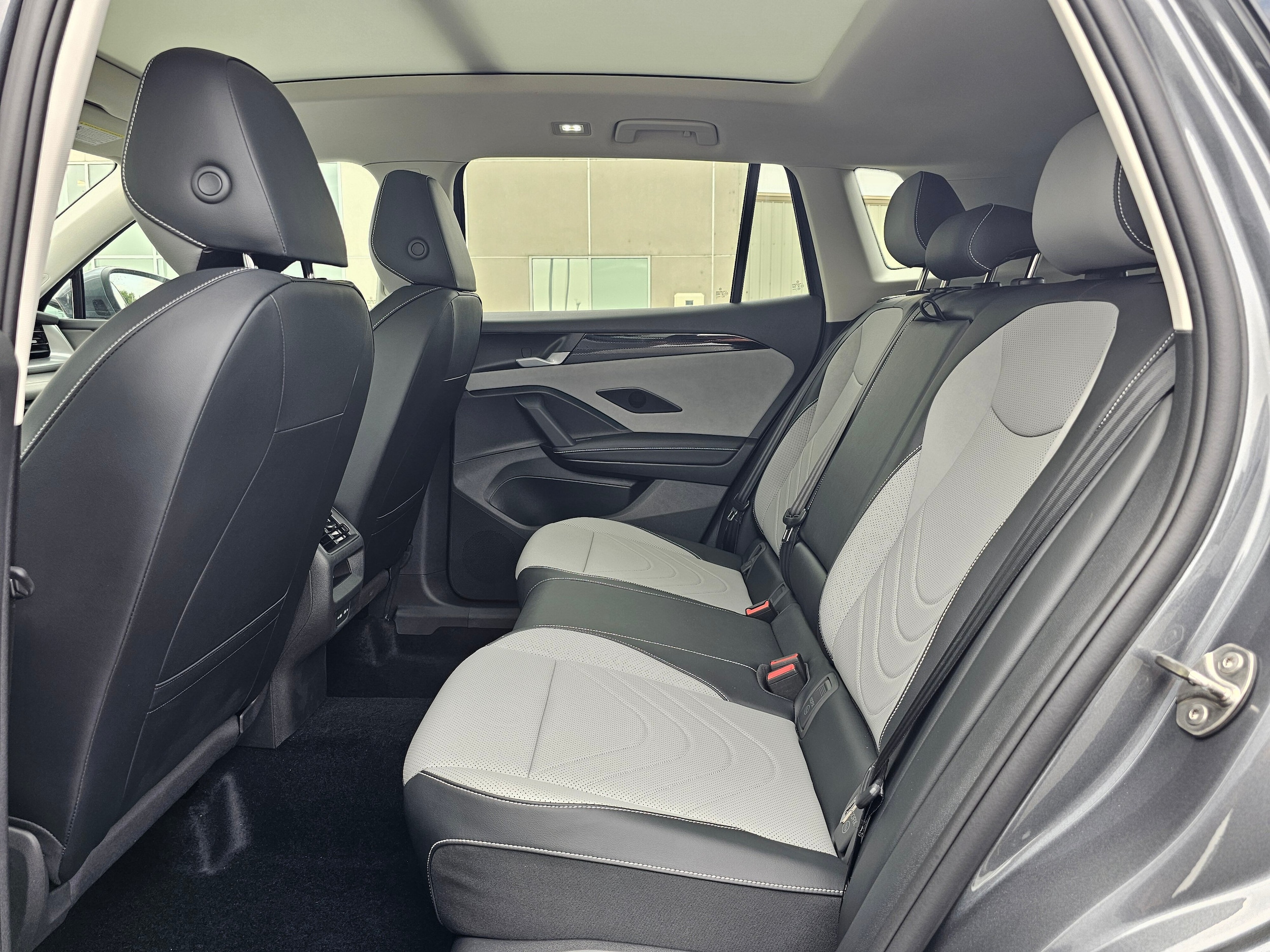 2026 Volkswagen Tiguan SE - Photo 12