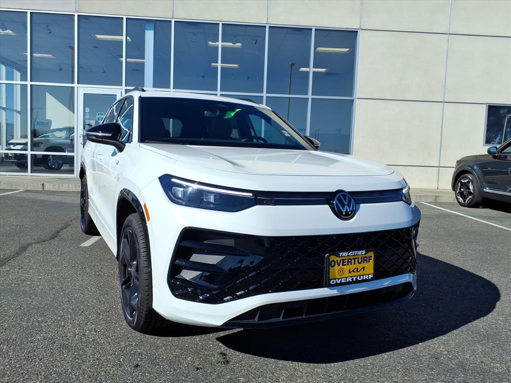 2025 Volkswagen Tiguan SE R-LINE BLACK's photo