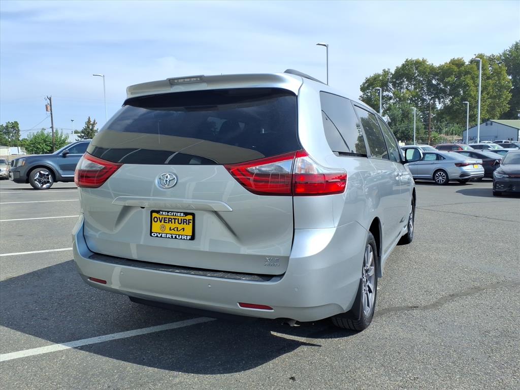 2020 Toyota Sienna XLE photo 4