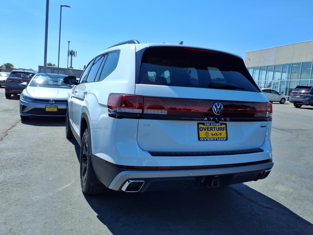 2025 Volkswagen Atlas Peak Edition SE photo 2