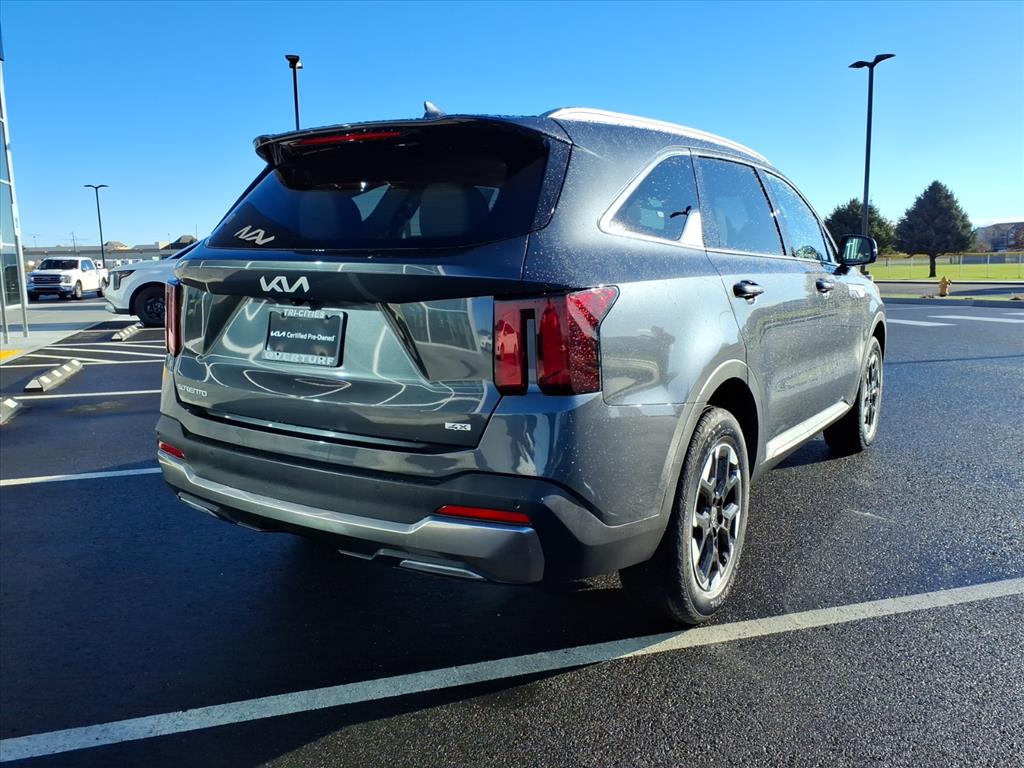 2025 Kia Sorento S photo 3