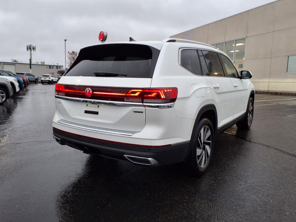 2025 Volkswagen Atlas SEL photo 2