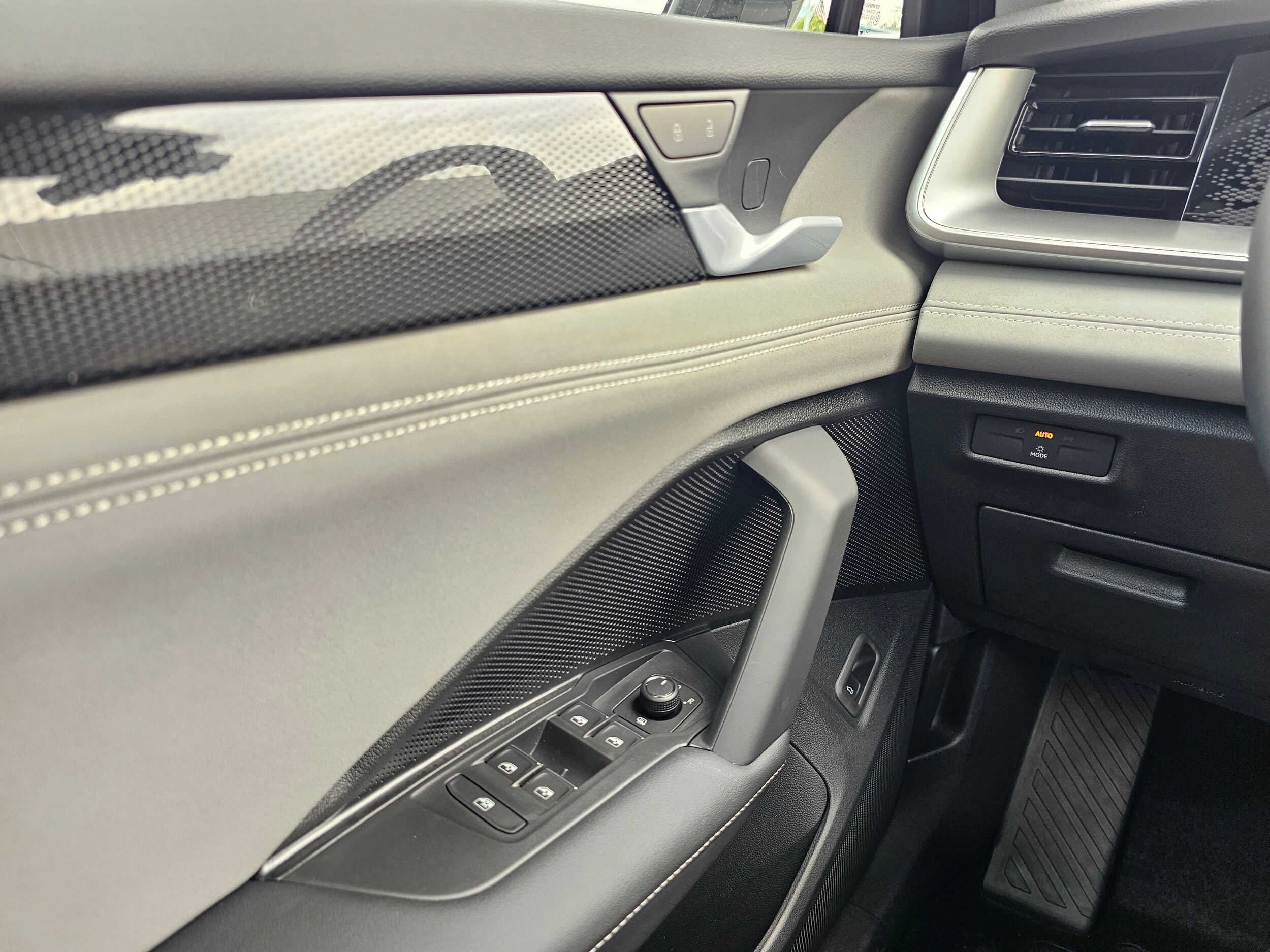 2026 Volkswagen Tiguan SE - Photo 27