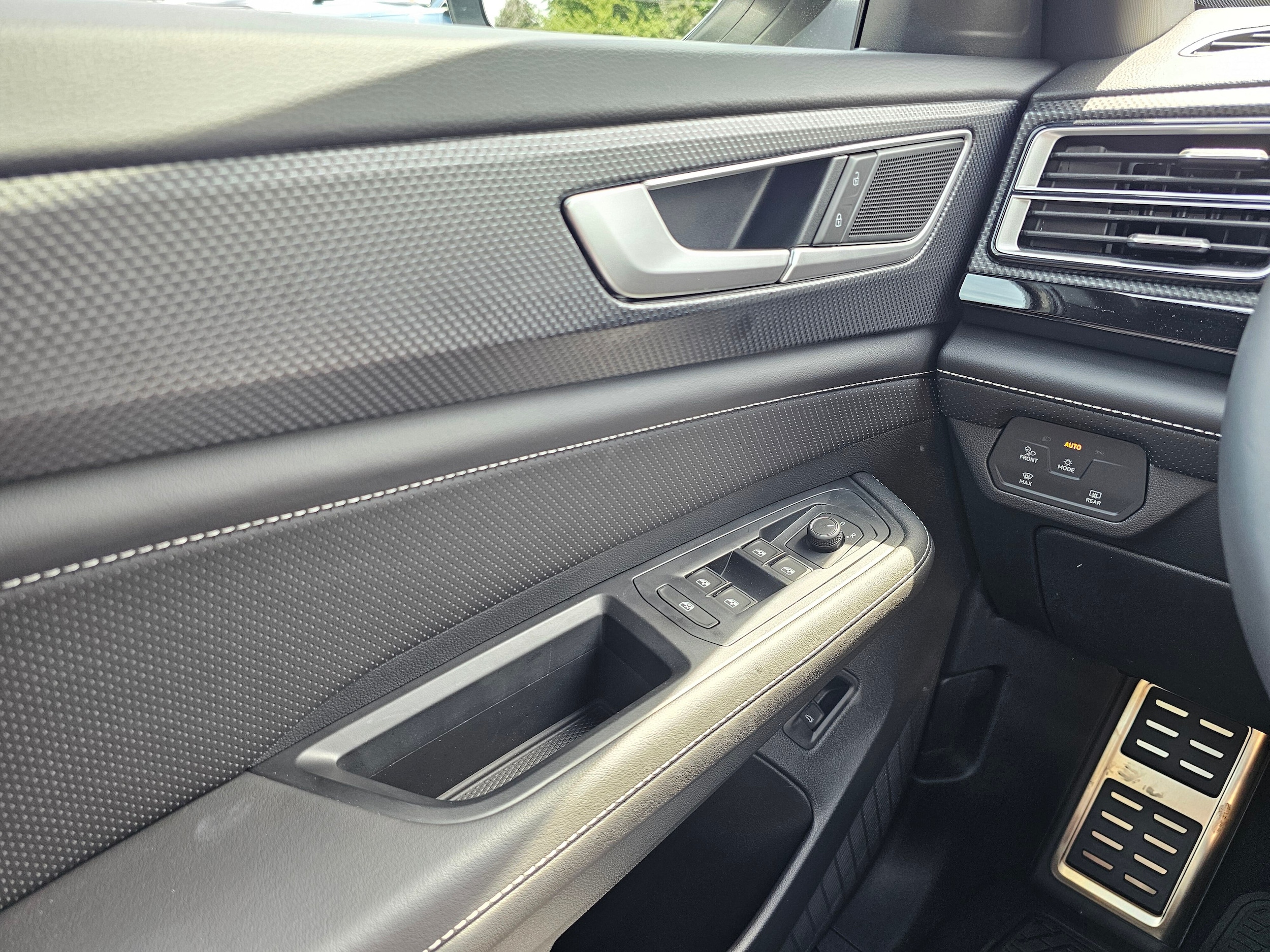 2026 Volkswagen Atlas Cross Sport SEL R-LINE - Photo 28
