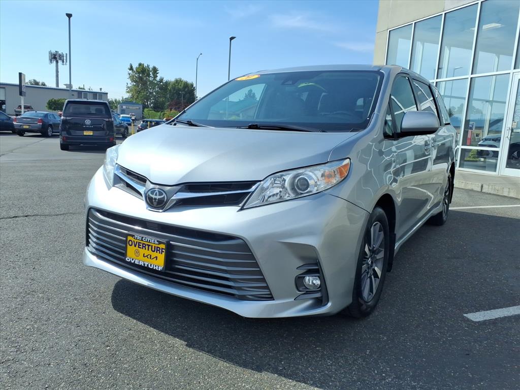 2020 Toyota Sienna XLE photo 3