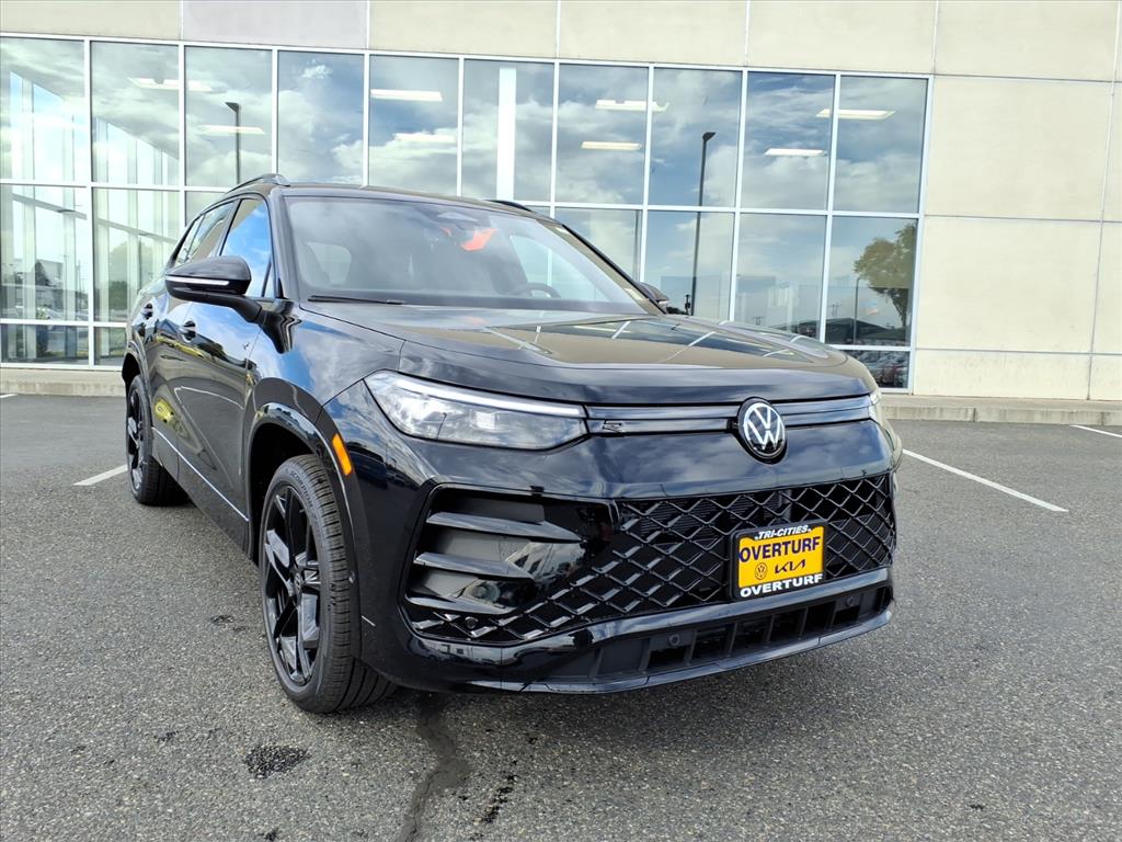 2025 Volkswagen Tiguan SE R-LINE BLACK's photo