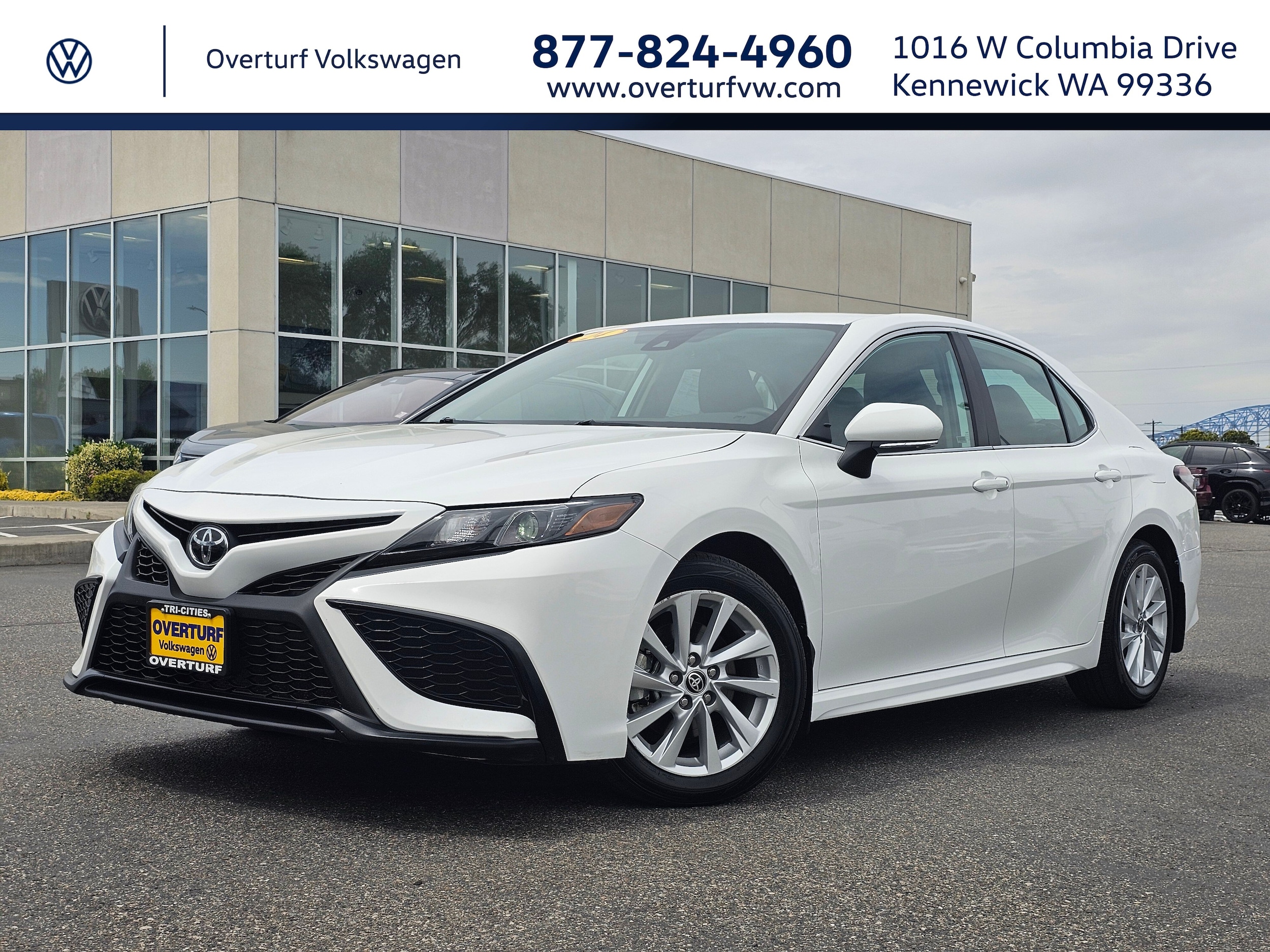 2024 Toyota Camry SE's photo