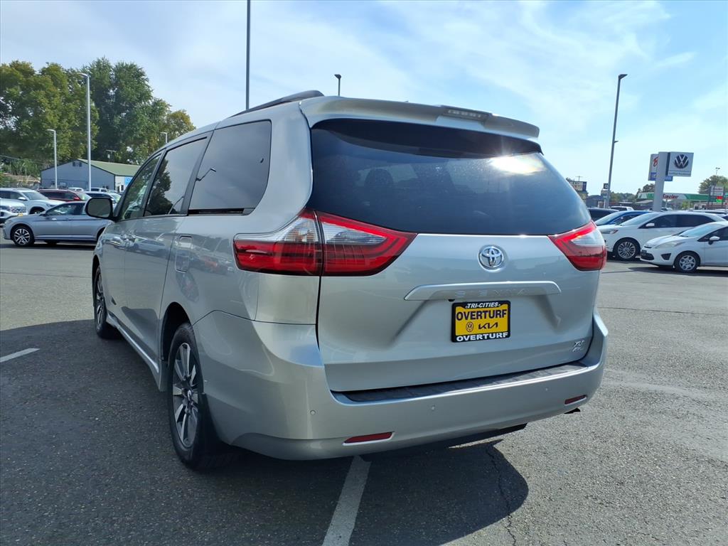 2020 Toyota Sienna XLE photo 2