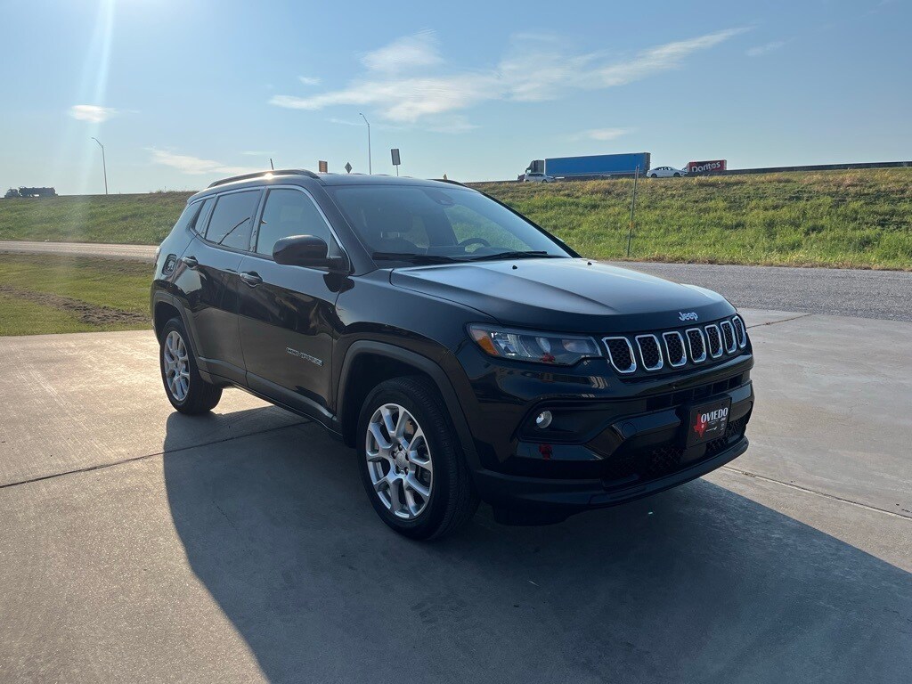 2024 Jeep Compass Latitude Lux photo 4