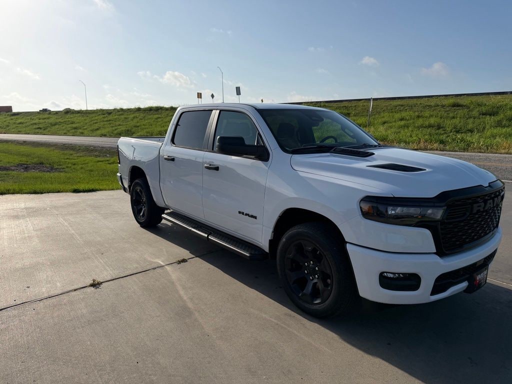 New 2026 Ram 1500 EXPRESS CREW CAB 4X4 5'7 BOX Pickup