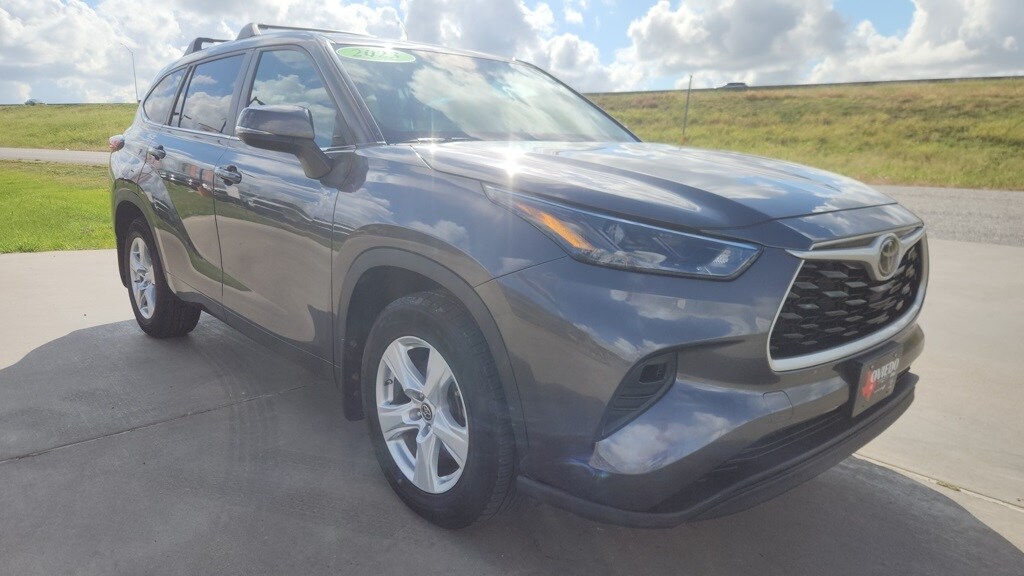 2023 Toyota Highlander LE photo 4