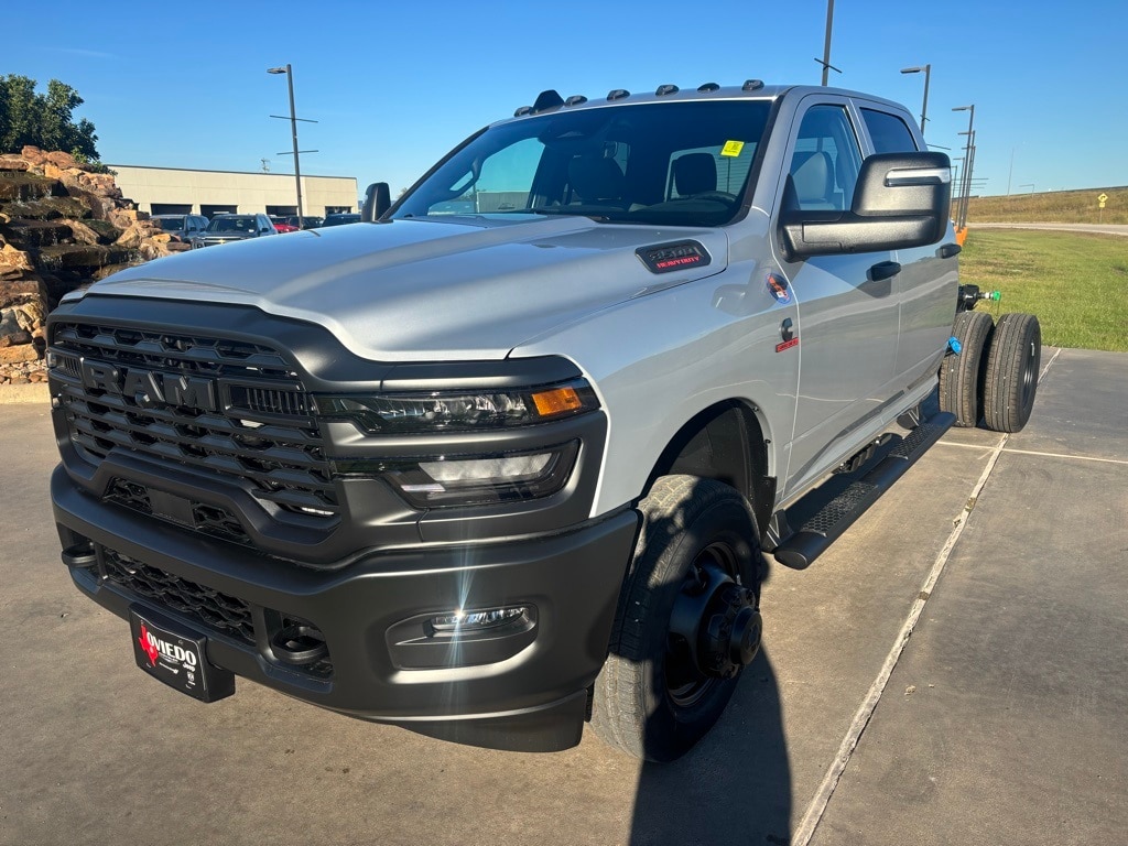 New 2026 Ram 3500 Chassis Cab TRADESMAN CREW 4X4 60' CA Pickup