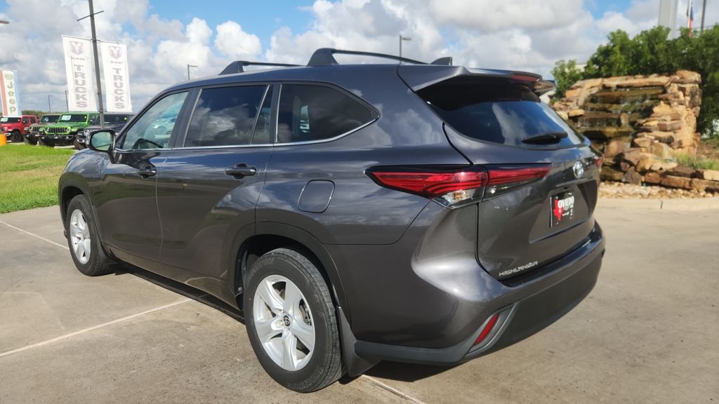 2023 Toyota Highlander LE - Photo 9