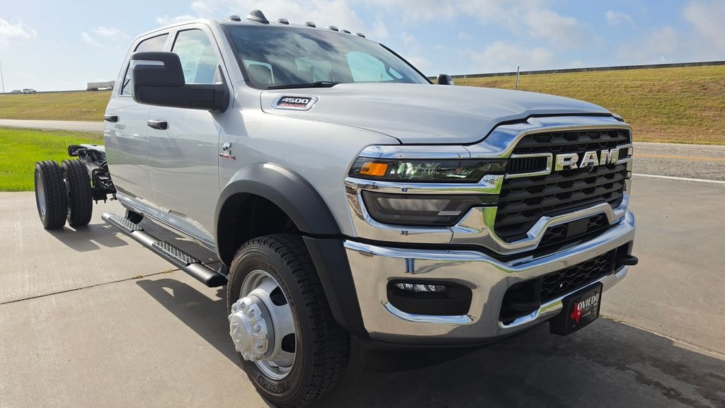 New 2026 Ram 4500 TRADESMAN CHASSIS CREW CAB 4X4 84' CA Pickup