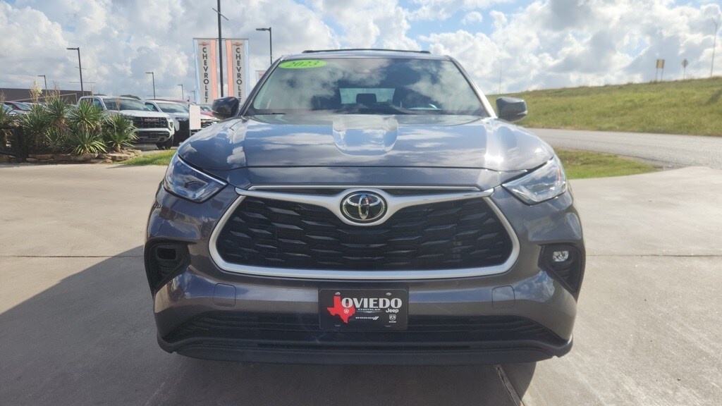 2023 Toyota Highlander LE photo 3