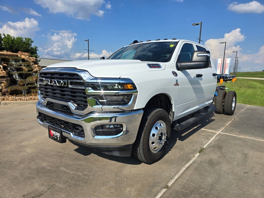 2026 Ram 3500 Tradesman photo 2