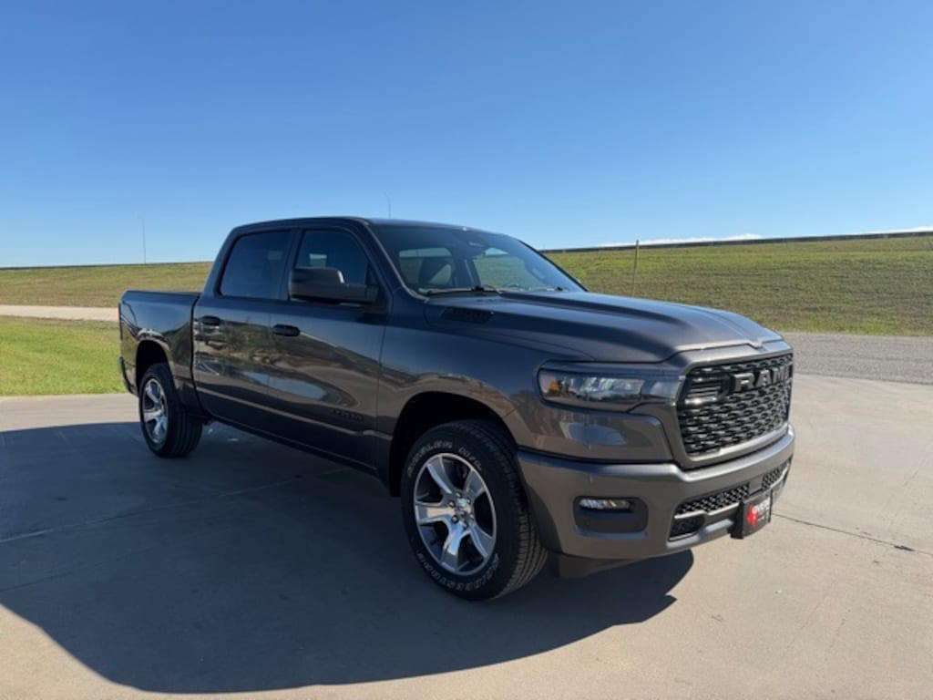 New 2026 Ram 1500 EXPRESS CREW CAB 4X2 5'7 BOX Pickup