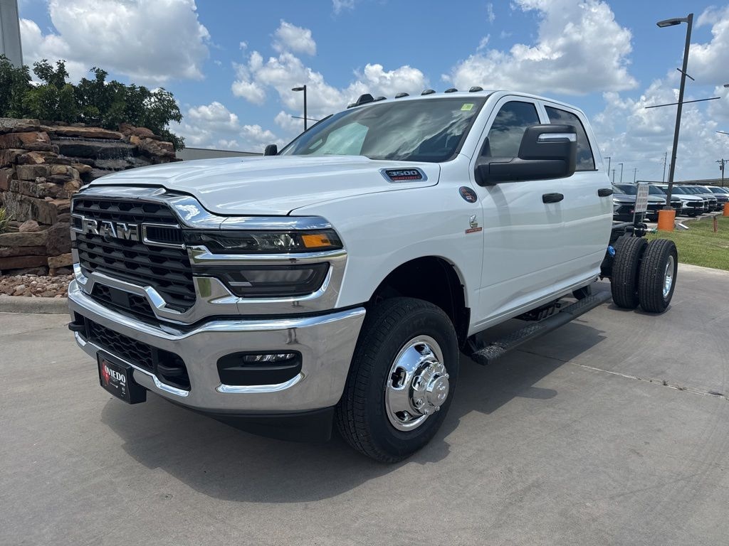 New 2026 Ram 3500 TRADESMAN CREW CAB CHASSIS 4X4 60' CA Pickup