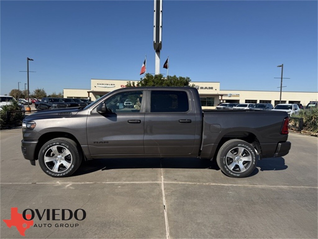 New 2026 Ram 1500 EXPRESS CREW CAB 4X2 5'7 BOX Pickup