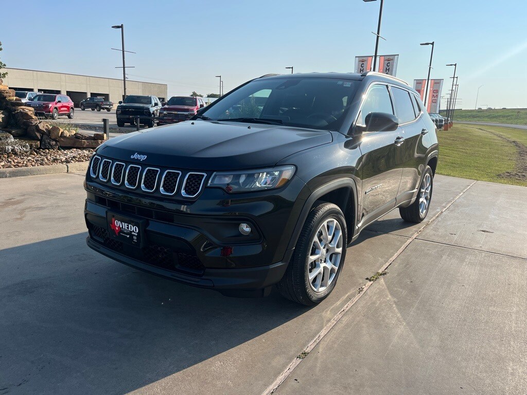 2024 Jeep Compass Latitude Lux photo 2