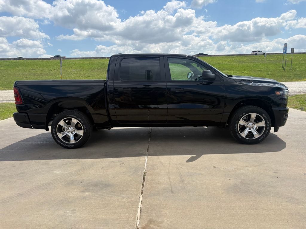 New 2026 Ram 1500 EXPRESS CREW CAB 4X2 5'7 BOX Pickup