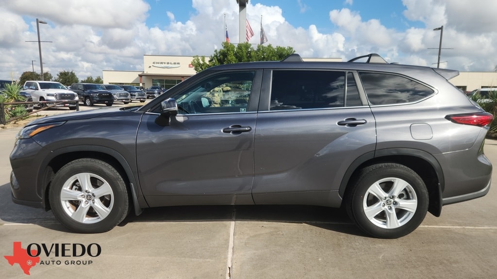 2023 Toyota Highlander LE's photo