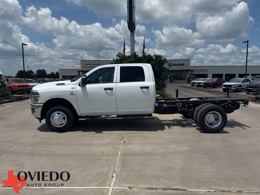 New 2026 Ram 3500 TRADESMAN CREW CAB CHASSIS 4X4 60' CA Pickup