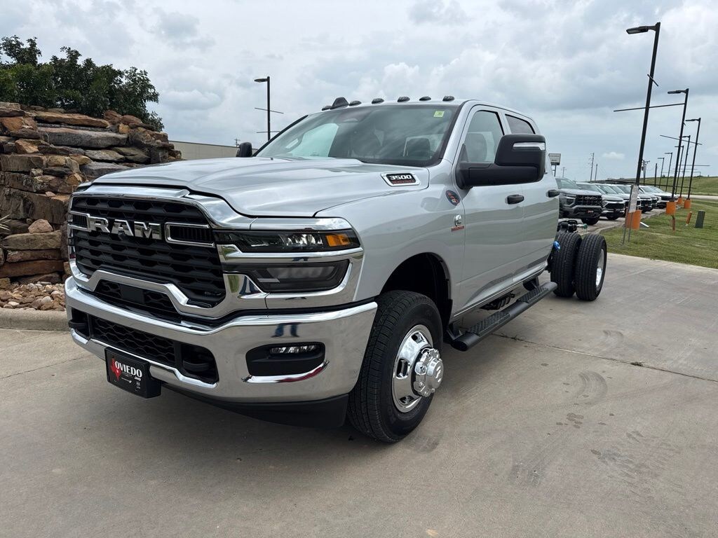 New 2026 Ram 3500 Chassis Cab TRADESMAN CREW 4X4 60' CA Pickup