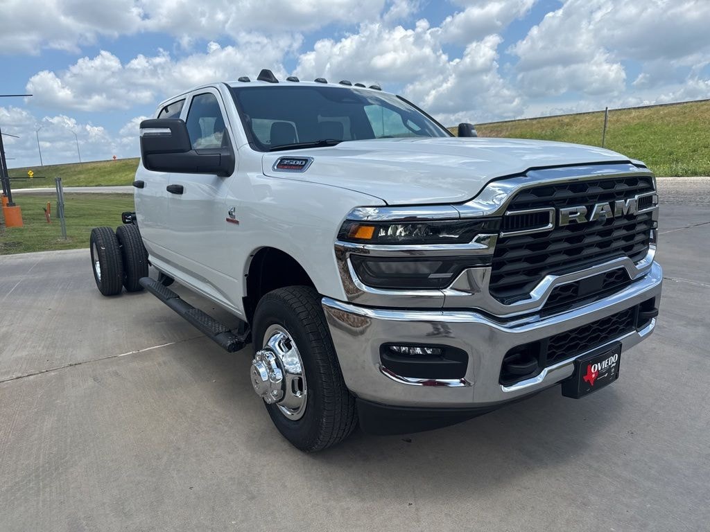 New 2026 Ram 3500 TRADESMAN CREW CAB CHASSIS 4X4 60' CA Pickup