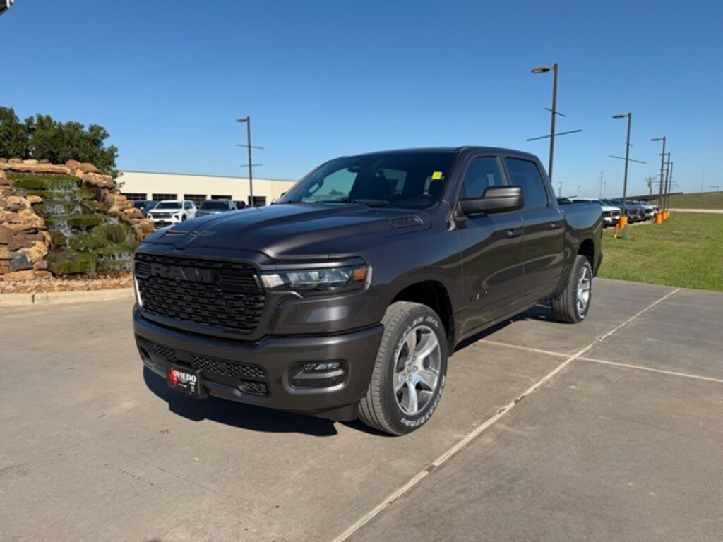 New 2026 Ram 1500 EXPRESS CREW CAB 4X2 5'7 BOX Pickup