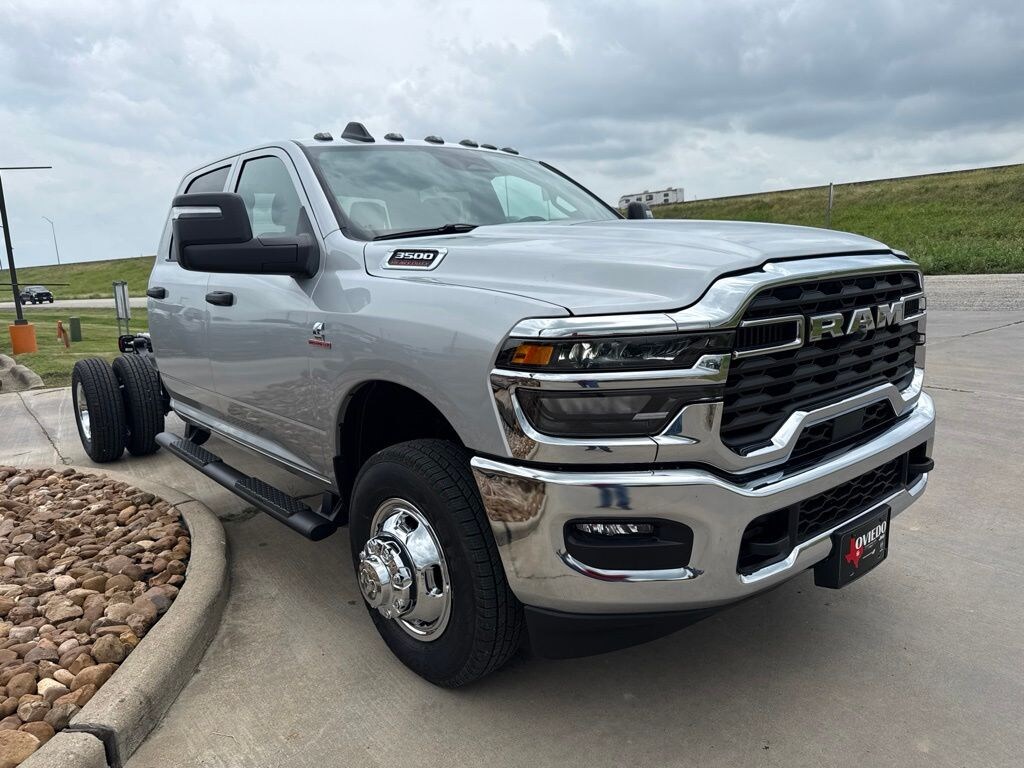 New 2026 Ram 3500 Chassis Cab TRADESMAN CREW 4X4 60' CA Pickup