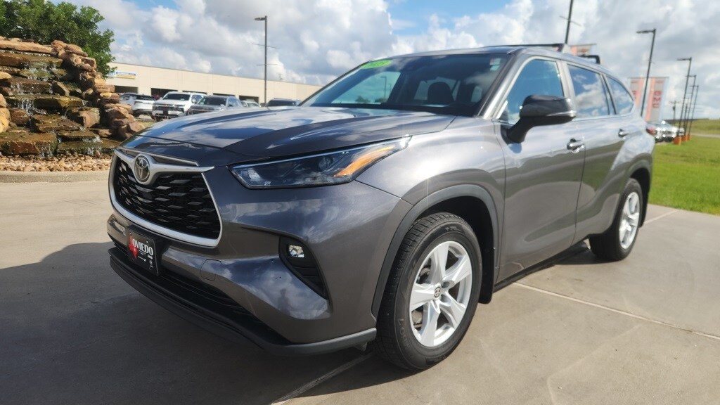 2023 Toyota Highlander LE photo 2