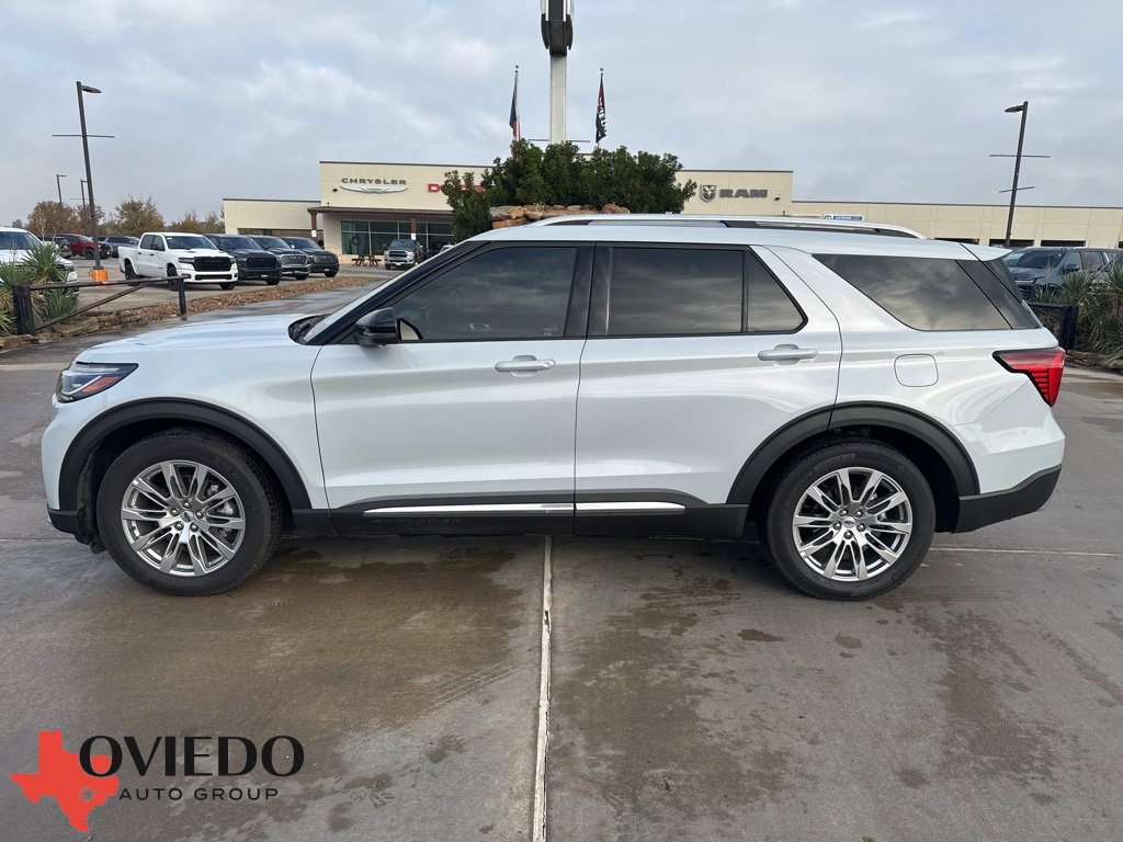 2025 Ford Explorer Platinum's photo