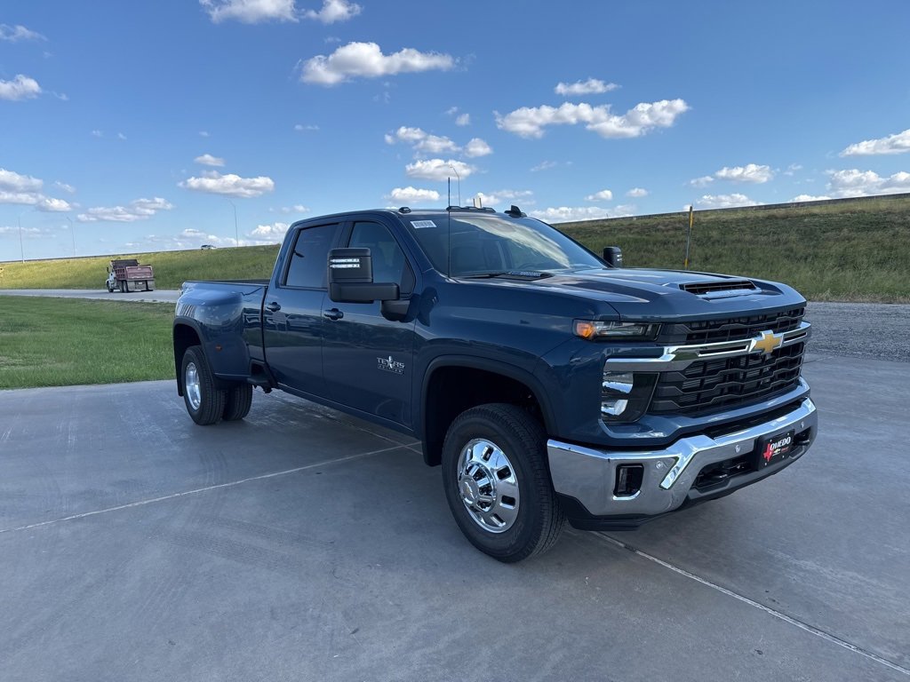 2026 Chevrolet Silverado 3500HD LT photo 4