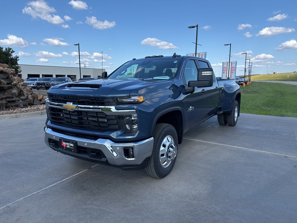 2026 Chevrolet Silverado 3500HD LT photo 2