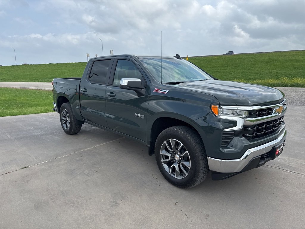 2025 Chevrolet Silverado 1500 LT photo 4