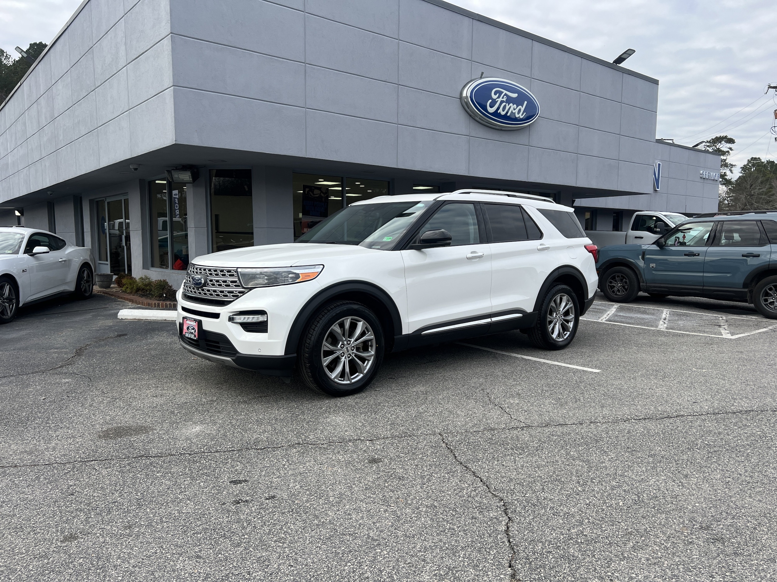 2023 Ford Explorer Limited's photo