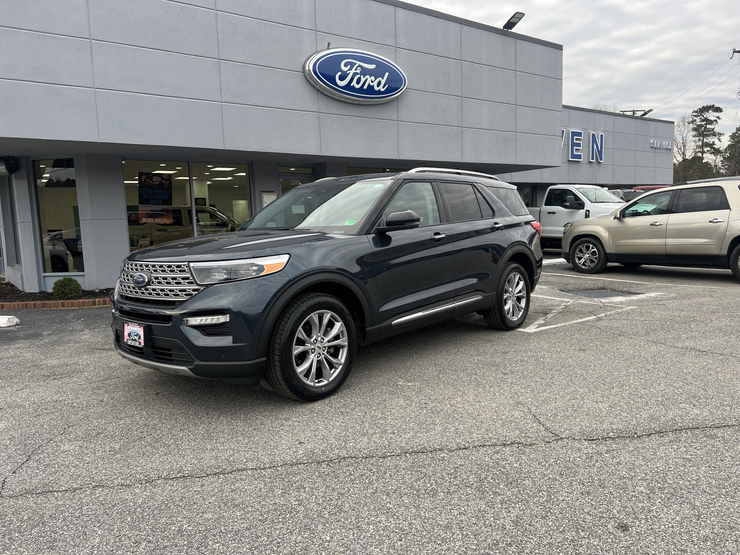 2023 Ford Explorer Limited's photo