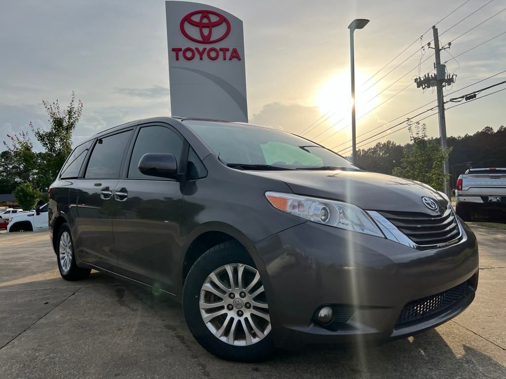 2017 Toyota Sienna XLE's photo
