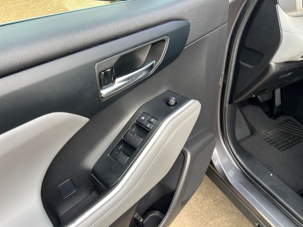 2022 Toyota Highlander XLE - Photo 12