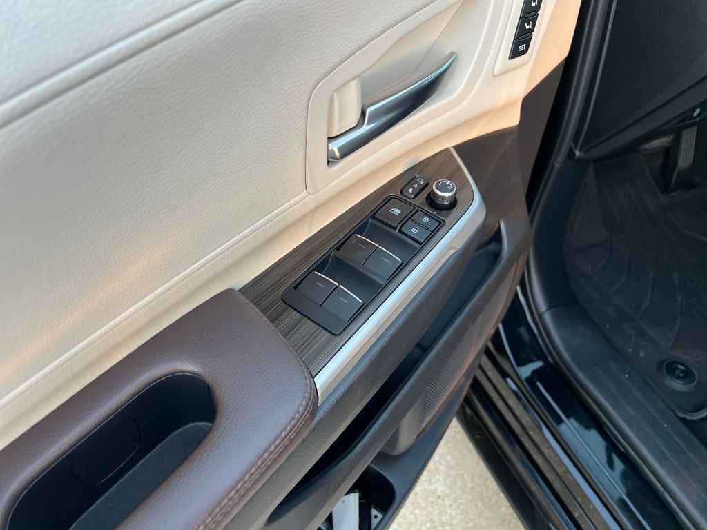 2022 Toyota Sienna Platinum - Photo 12