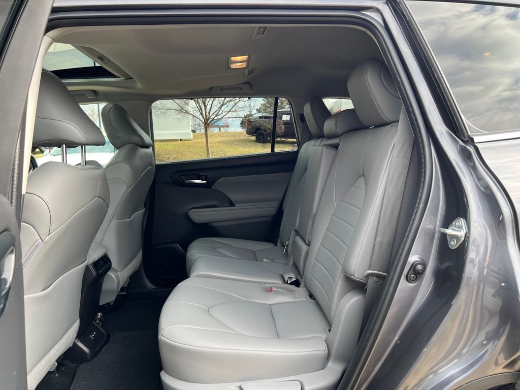 2022 Toyota Highlander XLE - Photo 17