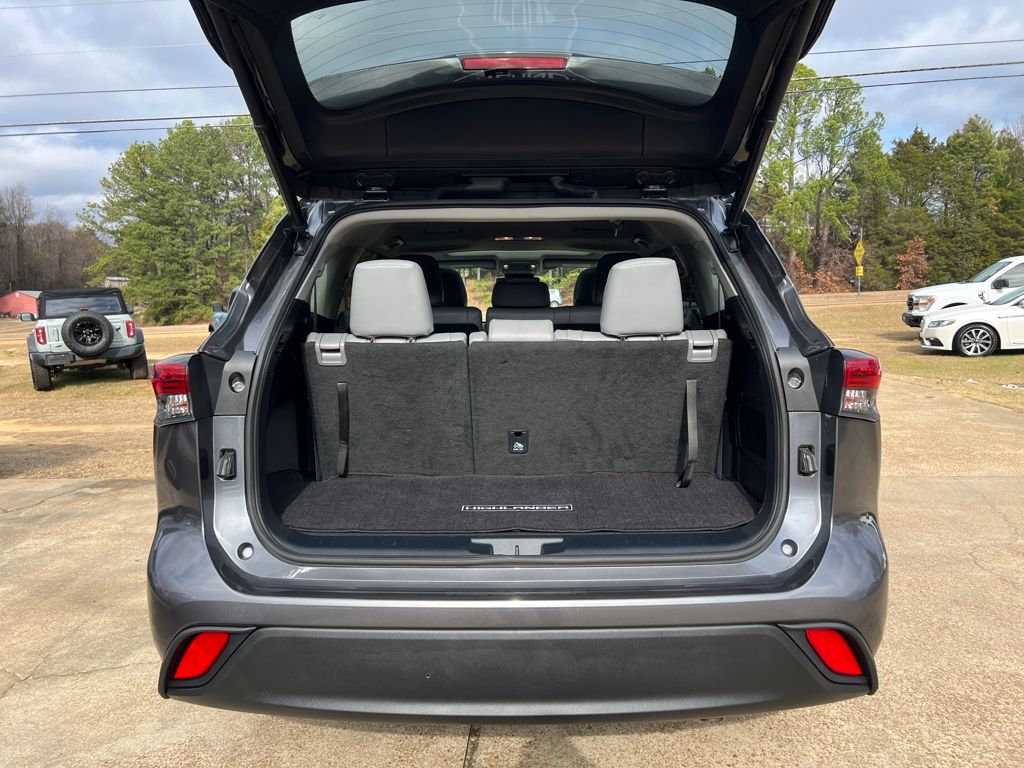 2022 Toyota Highlander XLE - Photo 14